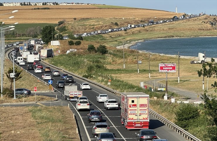 Tekirdağ-İstanbul kara yolunda tatilcilerin dönüş yoğunluğu yaşanıyor