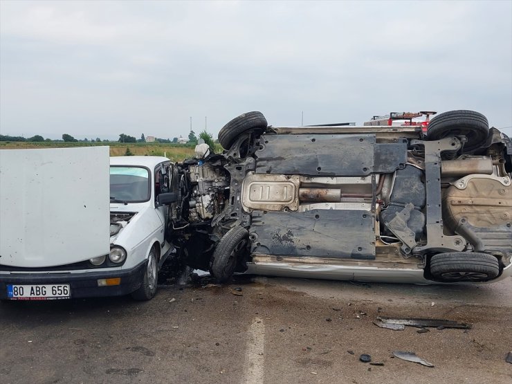 Adana'da trafik ışıklarına ve 2 araca çarpan otomobildeki 3 kişi yaralandı