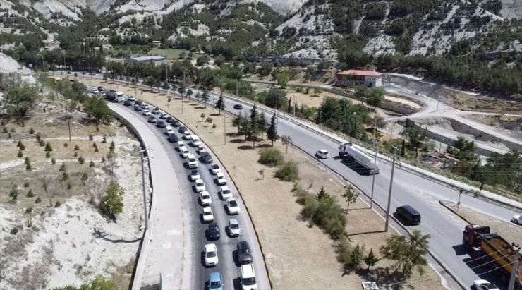 Antalya-Fethiye-Burdur kara yolunda bayram tatili dönüşü trafik yoğunluğu başladı