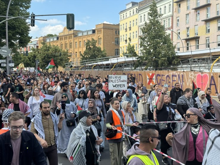 Berlin'deki Filistin'e destek yürüyüşünde göstericiler ile polis arasında arbede yaşandı