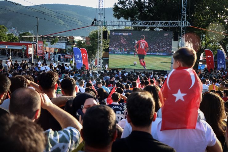 Bursa'da A Milli Futbol Takımı'nın maçı açık alandaki dev ekranlardan izlendi