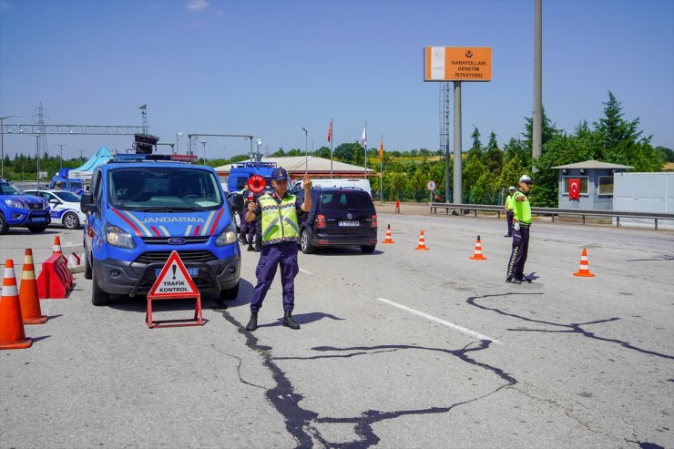 Edirne'de jandarma ve polis ekipleri TEM Otoyolu girişinde denetim yaptı