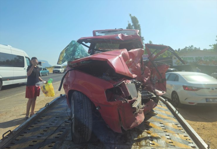 İzmir'deki kazada karı koca hayatını kaybeti, 7 kişi yaralandı