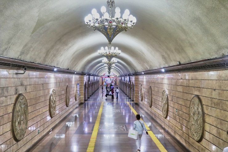 Kazakistan'daki Almatı Metrosu, milli motiflerle tasarlanan istasyonlarıyla turistlerin ilgi odağında