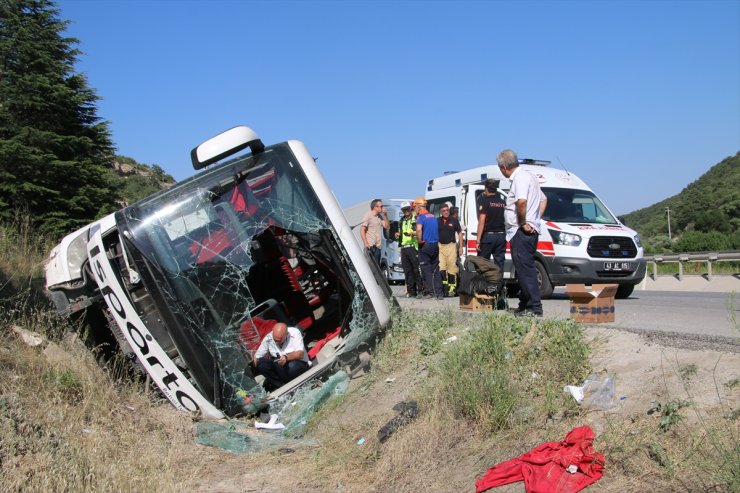 GÜNCELLEME - Kütahya'da yolcu otobüsünün şarampole devrilmesi sonucu 5 kişi yaralandı