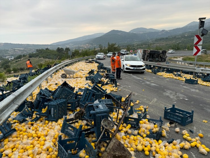 Mersin'de limon yüklü kamyonun devrilmesi sonucu 6 kişi yaralandı