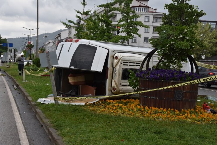 Ordu'da minibüsün devrildiği kazada 1 kişi öldü, 4 kişi yaralandı