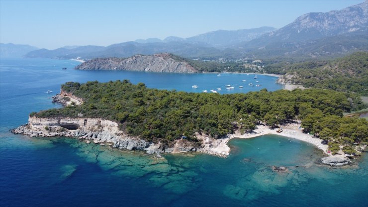 Tarih ile doğanın bütünleştiği Phaselis bayram tatilinde binlerce ziyaretçi ağırladı