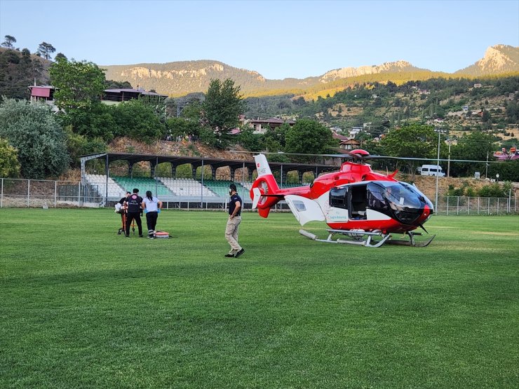 Adana'da ambulans helikopter yaralı motosiklet sürücüsü için havalandı