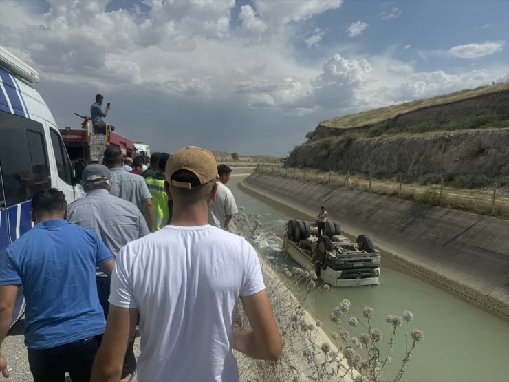 Adıyaman'da sulama kanalına devrilen kamyonun sürücüsü öldü