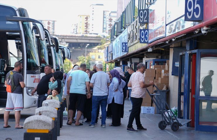 Büyük İstanbul Otogarı'nda tatil dönüşü yoğunluk yaşanıyor