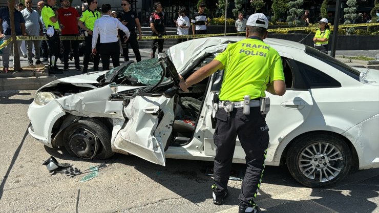 Elazığ'da tır ile otomobilin çarpıştığı kazada 3 kişi yaralandı