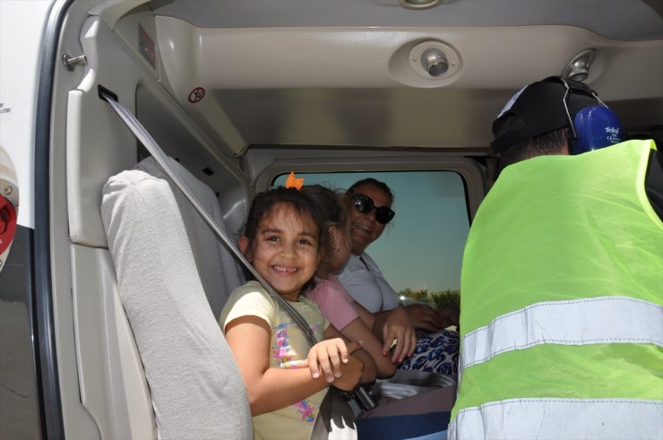 Eskişehir'de kırsal mahalle sakinleri uçak ve helikopterle uçuş deneyimi yaşadı