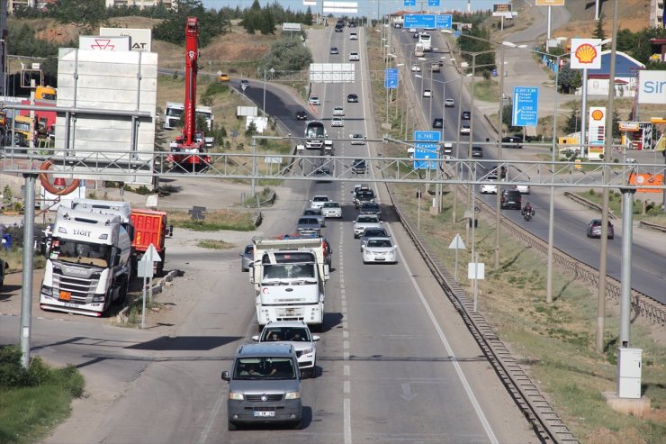 "Kilit kavşak" Kırıkkale'de bayram tatili dönüşü hareketliliği sürüyor