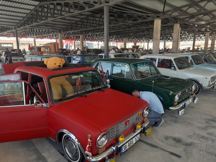 Klasik otomobil tutkunları Afyonkarahisar'da buluştu