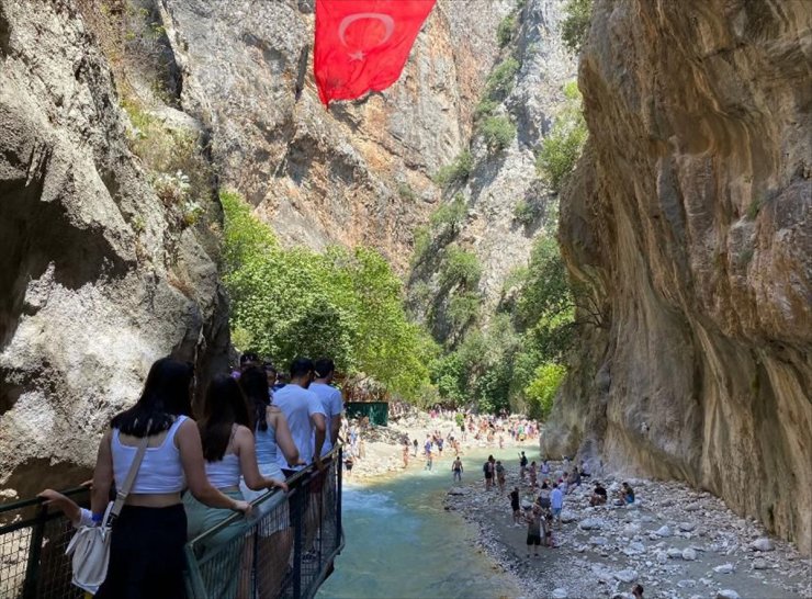 Saklıkent Kanyonu'nu bayram tatilinde 45 bin 535 kişi ziyaret etti