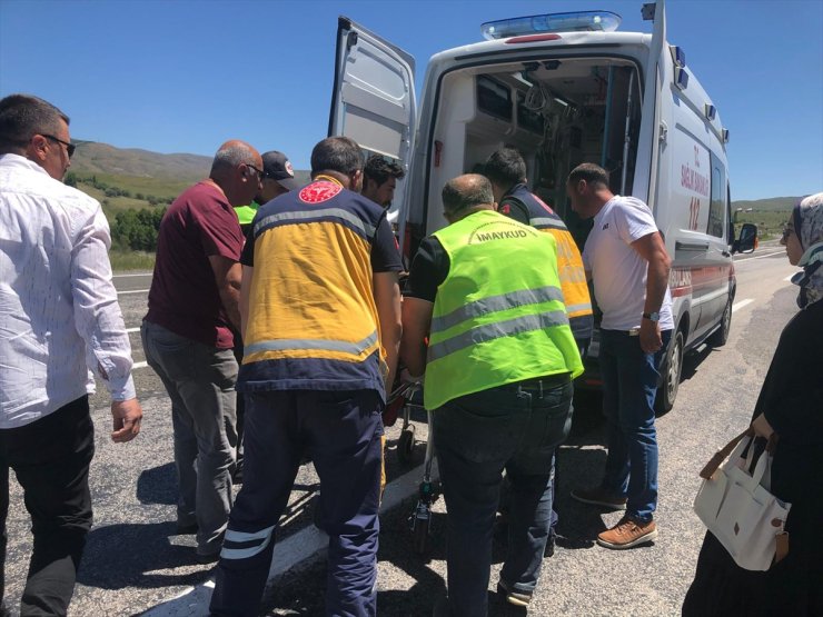 Sivas'ta yol kenarındaki toprak yığınına çarpan otomobildeki 3 kişi yaralandı