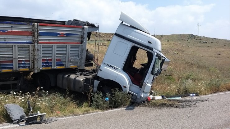 Adana'da tırla kamyonetin çarpışması sonucu 3 kişi öldü, 2 kişi yaralandı