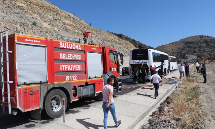 Amasya'da seyir halindeki yolcu otobüsünde çıkan yangın söndürüldü