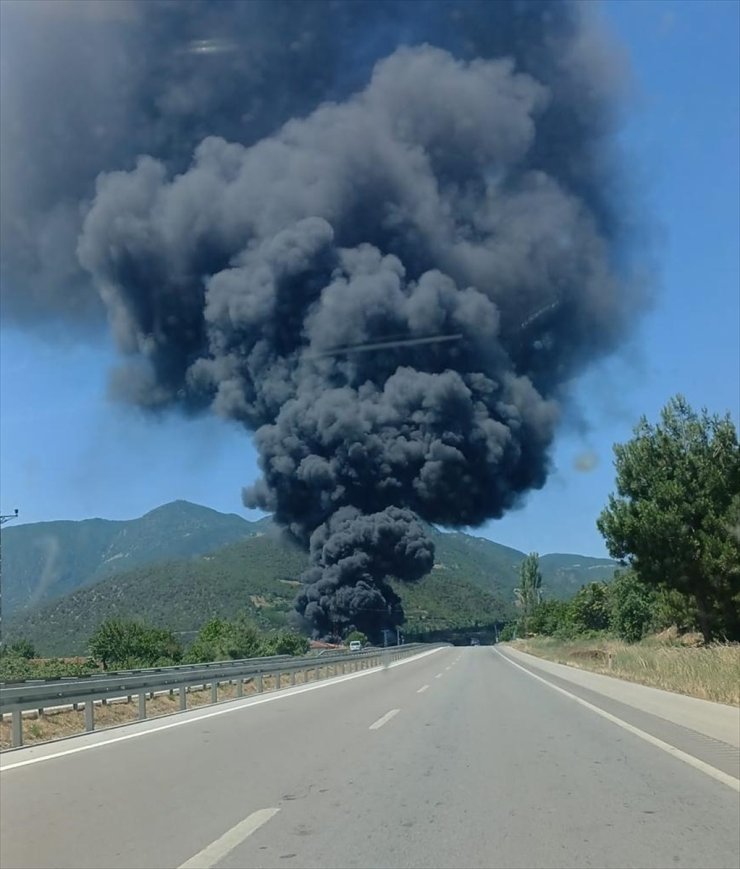 Amasya'da soğuk hava deposundaki yangın söndürülmeye çalışılıyor