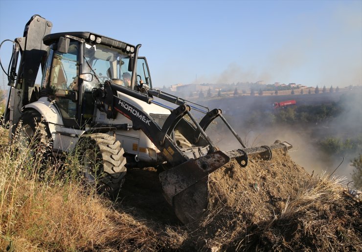 Edirne'de toplu konutlar yakınındaki tarlada çıkan anız yangını söndürüldü