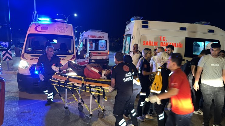 Elazığ'da minibüsün devrilmesi sonucu 1 kişi öldü, 7 kişi yaralandı