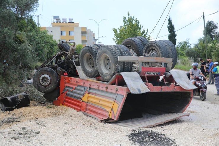 Hatay'da devrilen hafriyat kamyonunun sürücüsü yaralandı