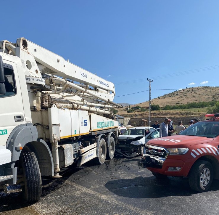 Malatya'da beton pompası aracına çarpan otomobildeki 5 kişi yaralandı