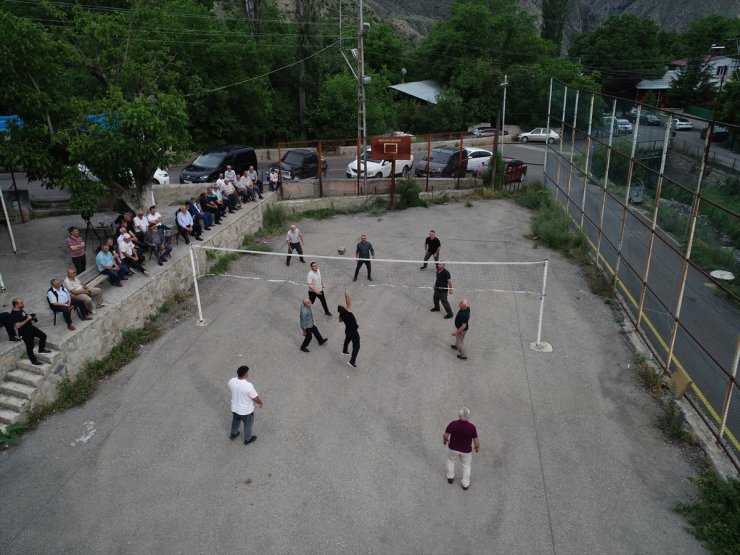 Sarp dağların arasındaki mahallede genç yaşlı herkes voleybolla buluşuyor