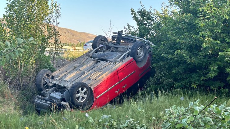 Sivas’ta hafif ticari aracın devrildiği kazada 6 kişi yaralandı