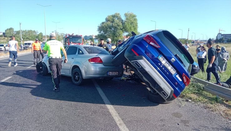 Tekirdağ'da iki otomobilin çarpışması sonucu 6 kişi yaralandı