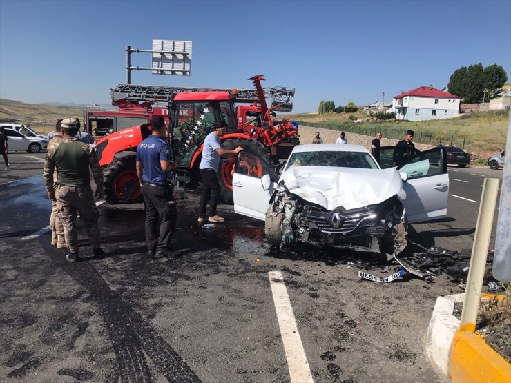 Ağrı'da otomobil ile traktörün çarpışması sonucu 3 kişi yaralandı