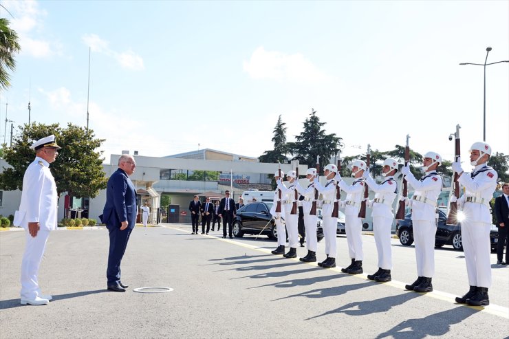 Bakan Güler, İstanbul Tersanesi Komutanlığında incelemelerde bulundu