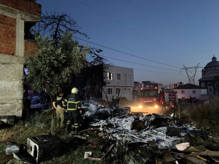 Bursa'da barakada başlayıp evlere de sıçrayan yangın söndürüldü