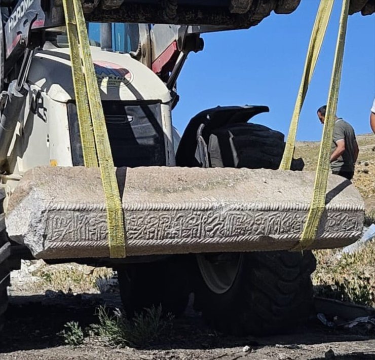 Çankırı'da hafriyat döküm sahasında tarihi eser olduğu değerlendirilen beton blok bulundu