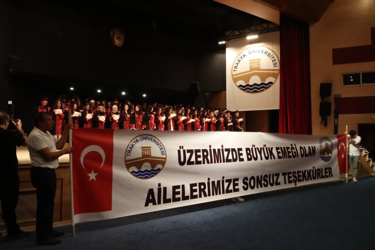 Edirne'de diş hekimliği fakültesinden mezun olan gençlerden ailelerine pankartlı teşekkür