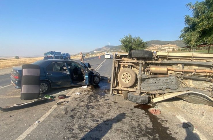 Gaziantep'te kamyonetle otomobilin çarpışması sonucu 4 kişi yaralandı