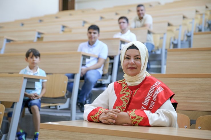 Oğlunun hakkını ararken hukuk fakültesini bitiren ev hanımı, hakim olmayı hedefliyor