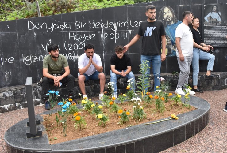 Sanatçı Kazım Koyuncu vefatının 19. yılında Artvin'deki kabri başında anıldı