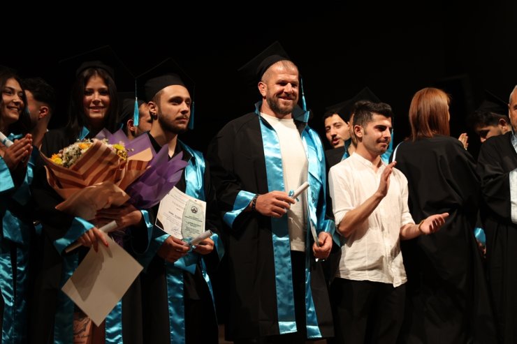 Başpehlivanlar Kırkpınar'da kol bağlamadan önce mezuniyet sevinci yaşadı