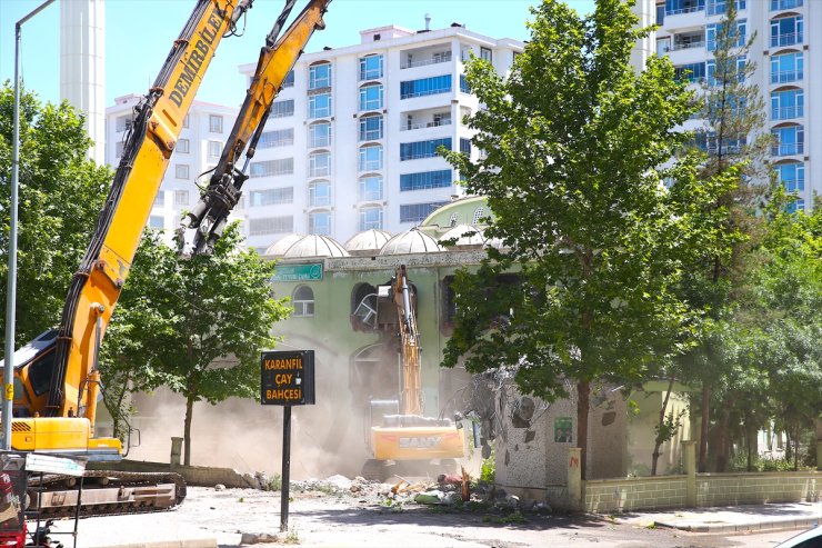 Diyarbakır'da depremlerde hasar gören cami kontrollü şekilde yıkıldı