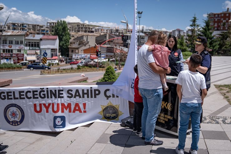 Erzurum'da polisten "Uyuşturucuyla Mücadele Günü"nde toplumsal farkındalık çalışması