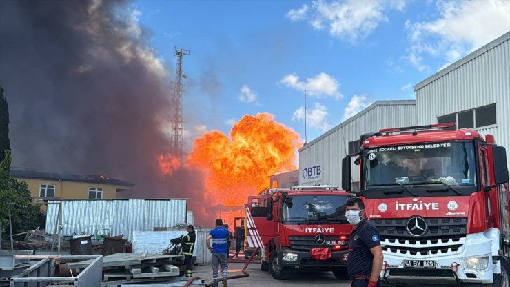 Kocaeli'de boya fabrikasında çıkan yangına müdahale ediliyor