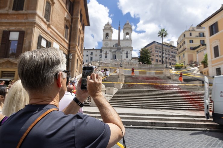Roma'nın İspanyol Merdivenleri'nde kadın cinayetlerine karşı kırmızı boyalı eylem yapıldı