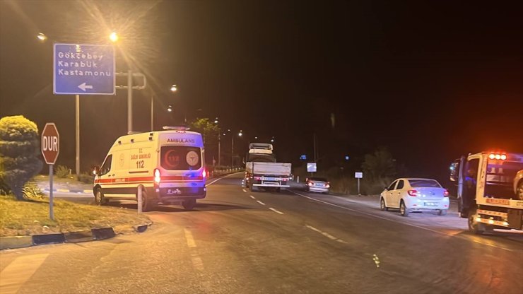 Zonguldak'ta yolcu otobüsü ile otomobilin çarpıştığı kazada 4 kişi yaralandı