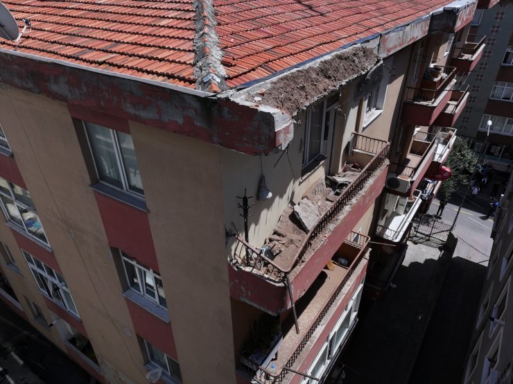 Bahçelievler'de 4 katlı binanın çatısında çökme