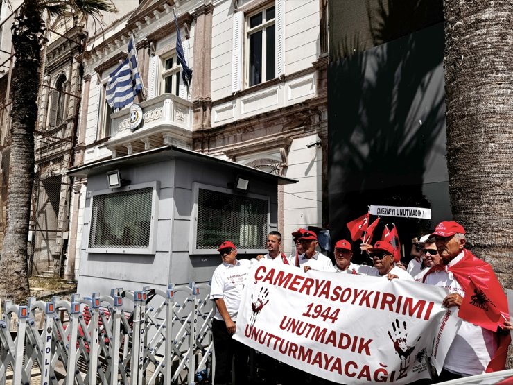 Çamerya katliamının 80. yılında Yunanistan'ın İzmir Konsolosluğu önüne siyah çelenk bırakıldı