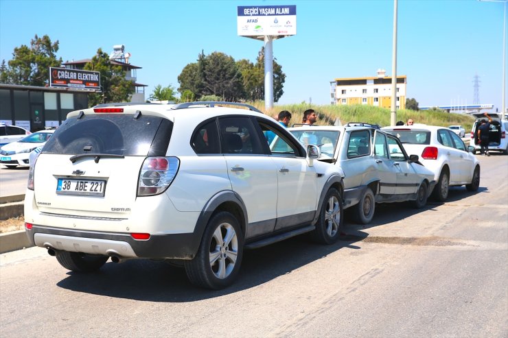 Hatay'da zincirleme trafik kazasında 4 araçta hasar oluştu