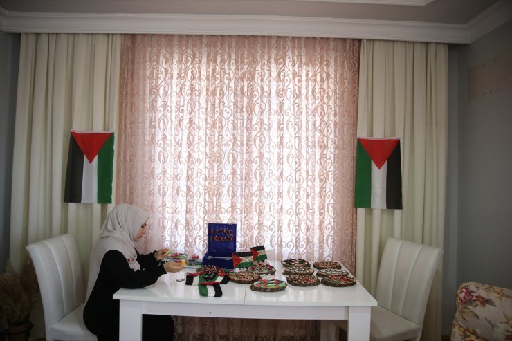 İlmek ilmek işlediği Filistin temalı ürünlerle Gazze'ye destek oluyor