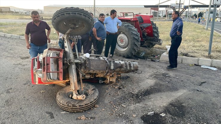 Kayseri'de otomobil ile traktörün çarpışması sonucu 5 kişi yaralandı